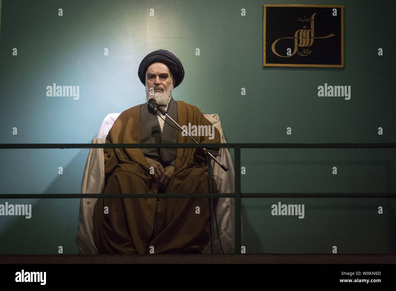 16 septembre 2019, Téhéran, Iran : Statue de Rouhollah Khomeini, ancien chef suprême de l'Iran est vu à la défense Saint Museum (Musée de la guerre) dans la capitale Téhéran. Le musée présente des éléments de la guerre Iran-Irak 1980-1988 qui a été la plus longue guerre conventionnelle de 20e siècle et a été officiellement lancé le 22 septembre 1980, lorsque les forces armées iraquiennes ont envahi l'ouest de l'Iran et s'est terminé le 20 août 1988, lorsque la République islamique d'Iran a accepté la résolution de cessez-le-feu des Nations Unies 598. Huit années de guerre avec l'Irak est connue comme la Sainte défense nationale en Iran. (Crédit Image : © Rouzbeh Fouladi/Zuma sur le fil) Banque D'Images