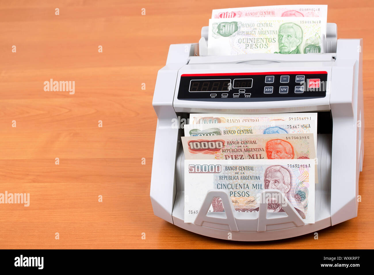 Ancien peso argentin dans une machine de comptage Banque D'Images