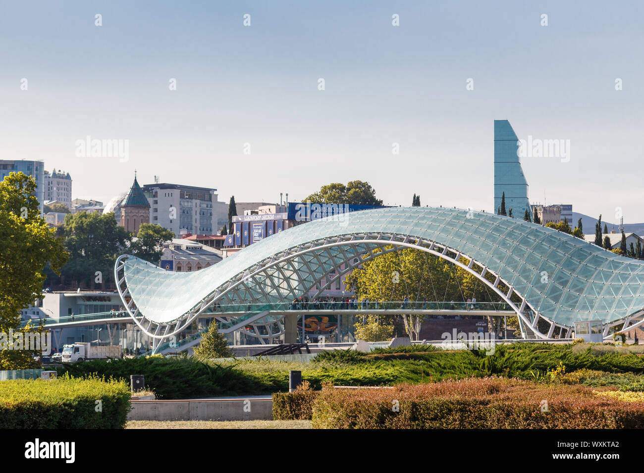 TBILISSI, GÉORGIE - 08 SEPTEMBRE 2018. Vue sur la ville de Tbilissi, Géorgie sur le pont de la paix au-dessus de la rivière Kura. Jour d'automne Banque D'Images