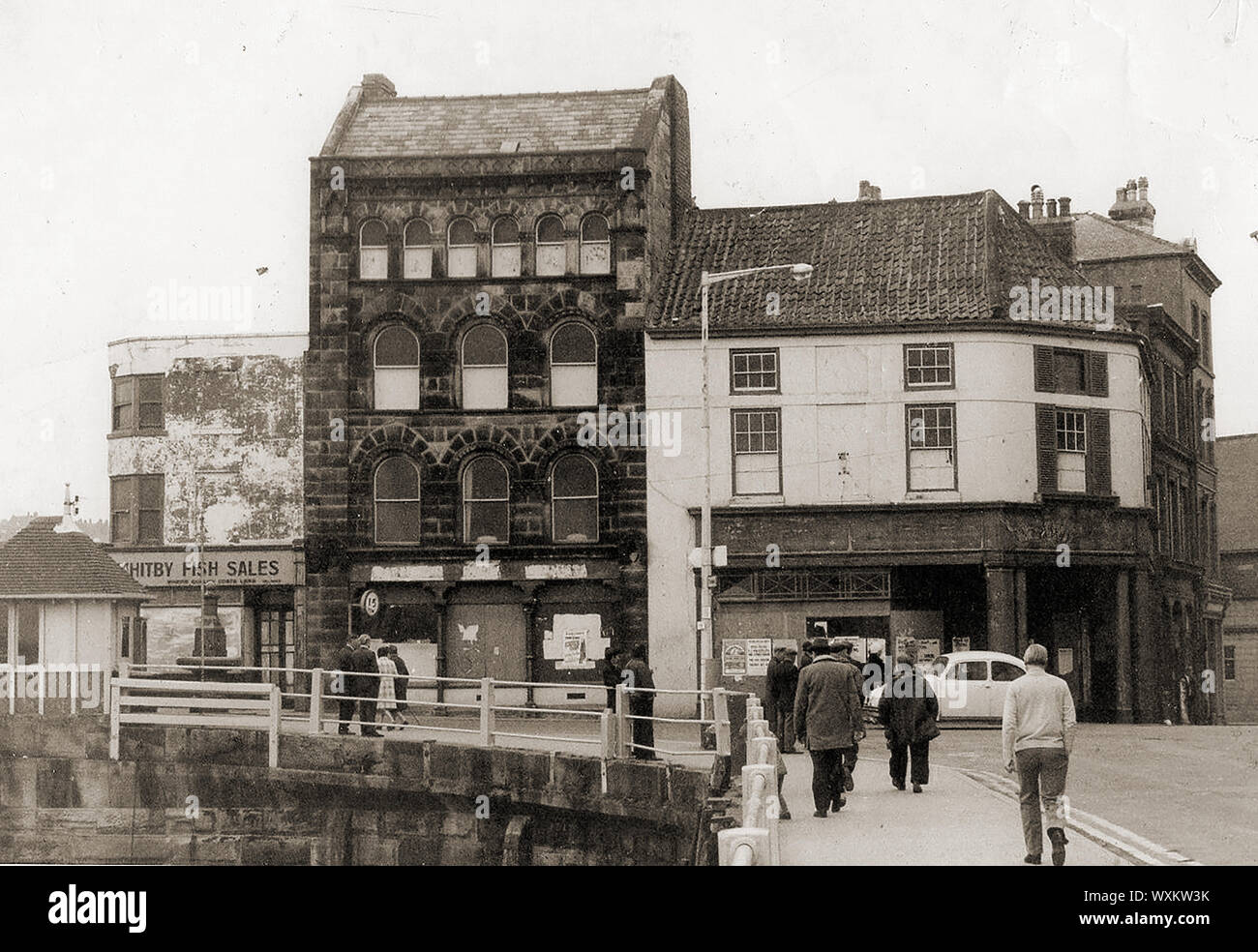 L'ancien "bloc de coin' Bottes de bâtiments, de Whitby, dans le Yorkshire, UK. Complètement démoli et reconstruit pas sur en 1975. Il contenait une succursale de Boots the Chemist sur l'angle et d'autres traders' d'où le nom). La petite cabane à gauche est le pont keepers hut, Banque D'Images