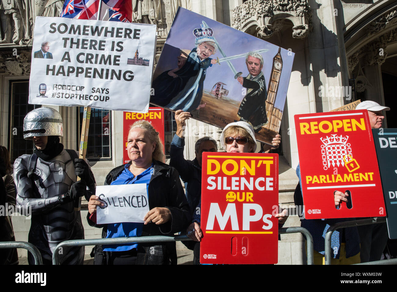 Londres, Royaume-Uni. 17 Septembre, 2019. Des militants pro-UE de protestation devant la Cour suprême le premier jour d'une audience pour examiner la question de savoir si le premier ministre a violé la loi en suspendant le Parlement européen dans le cadre du Brexit jour. L'audience a pour objet de juger de savoir laquelle de deux décisions de justice doit prévaloir, soit d'une décision de la Haute Cour que la suspension du Parlement est une décision politique d'être faite par le premier ministre ou d'une décision rendue par les tribunaux écossais que les actions du premier ministre de proroger le Parlement étaient illégales. Credit : Mark Kerrison/Alamy Live News Banque D'Images