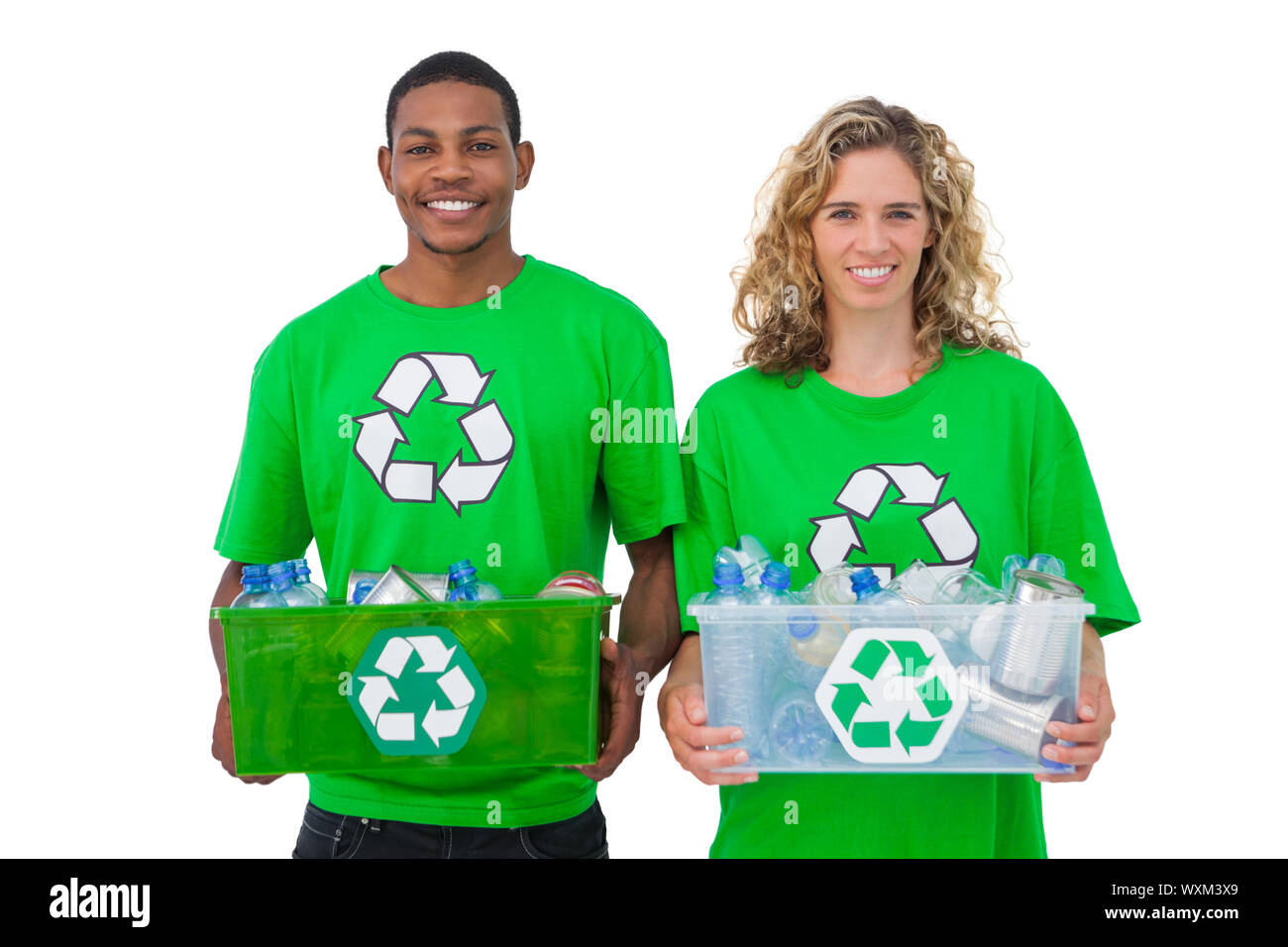 Deux joyeux environmental activists holding box of recyclables sur fond blanc Banque D'Images