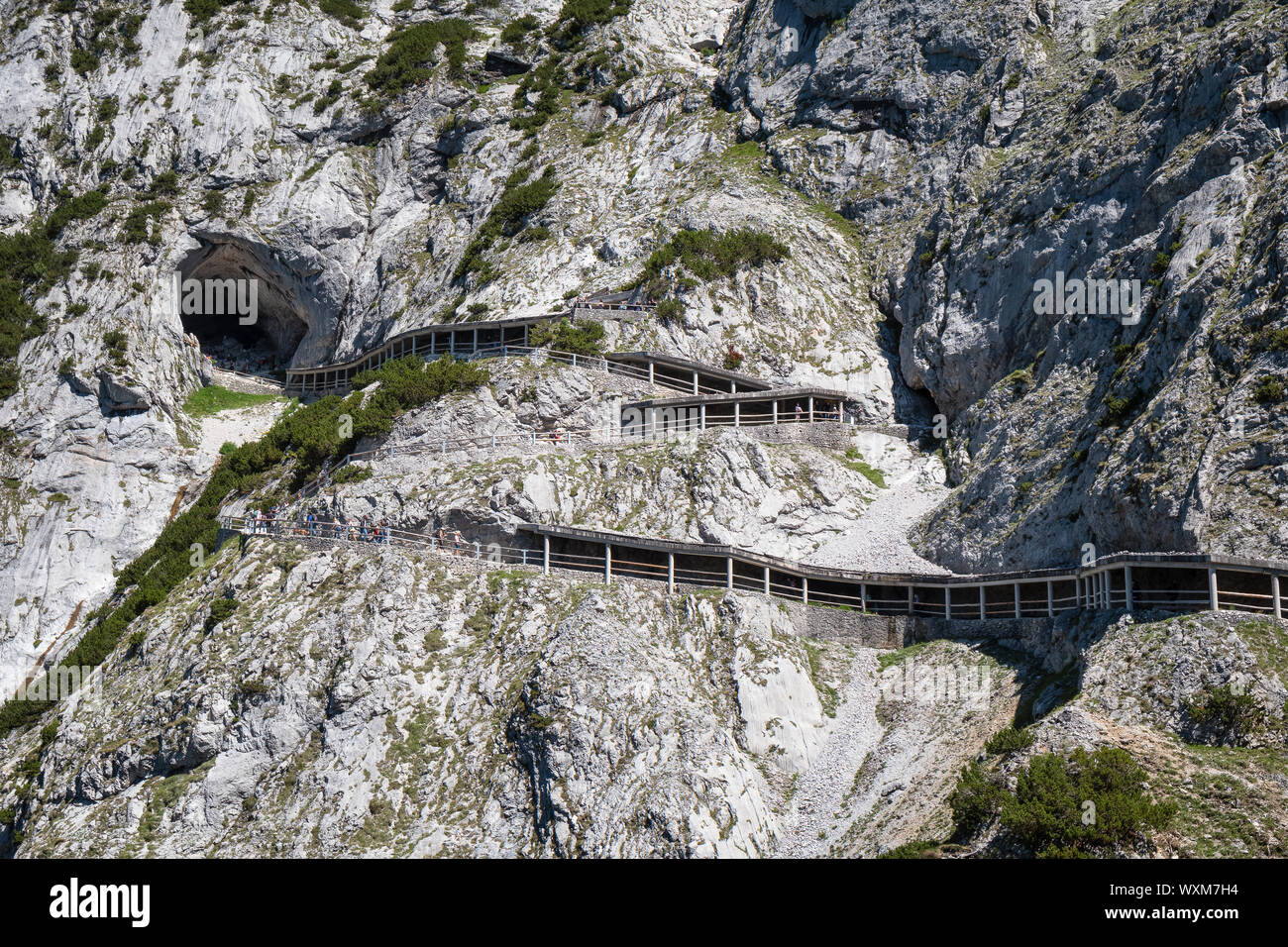 Werfen, Autriche - Juillet 23, 2019 : piste de montagne de grande caverne de glace Eisriesenwelt à journée d'été dans les Alpes en Autriche, le 23 juillet 2019. Banque D'Images