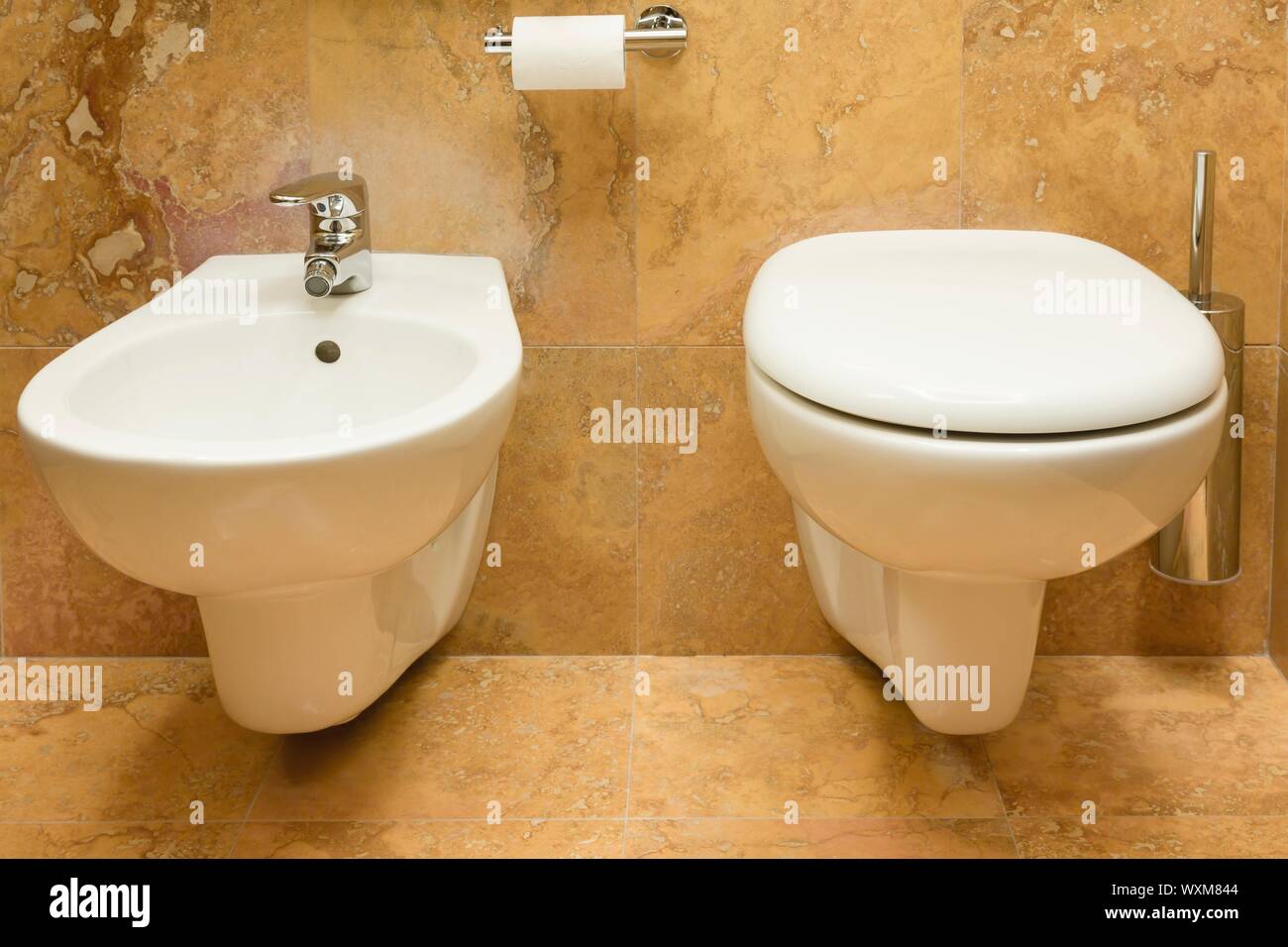 Toilettes et bidet dans une salle de bains de luxe Banque D'Images