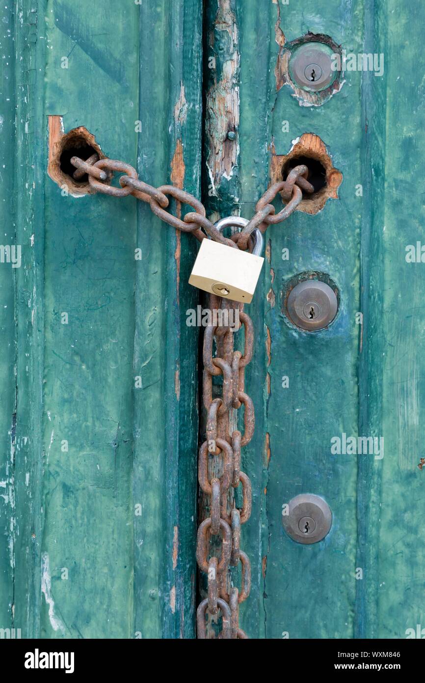 Serrures et cadenas et chaîne sur une maison ancienne porte avec de la peinture Banque D'Images