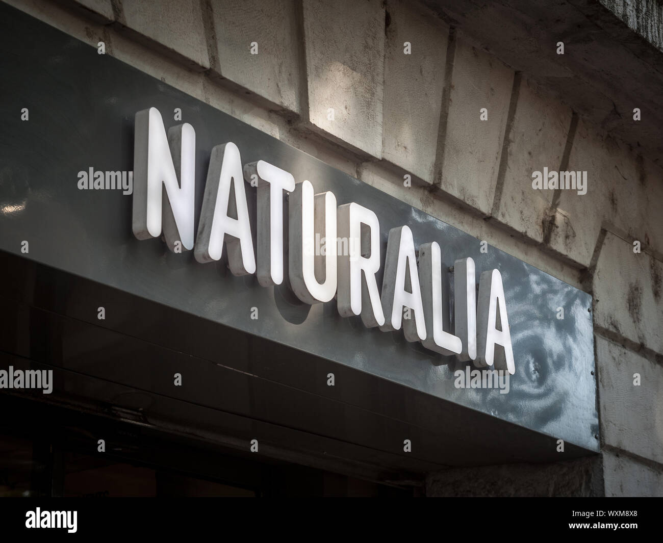 LYON, FRANCE - 13 juillet 2019 : logo Naturalia devant leur magasin local à Lyon, France. Naturalia est une chaîne de détaillants français spécialisé dans l'org Banque D'Images LYON, FRANCE - 13 juillet 2019 : logo Naturalia devant leur magasin local à Lyon, France. Naturalia est une chaîne de détaillants français spécialisé dans l'org Banque D'Images