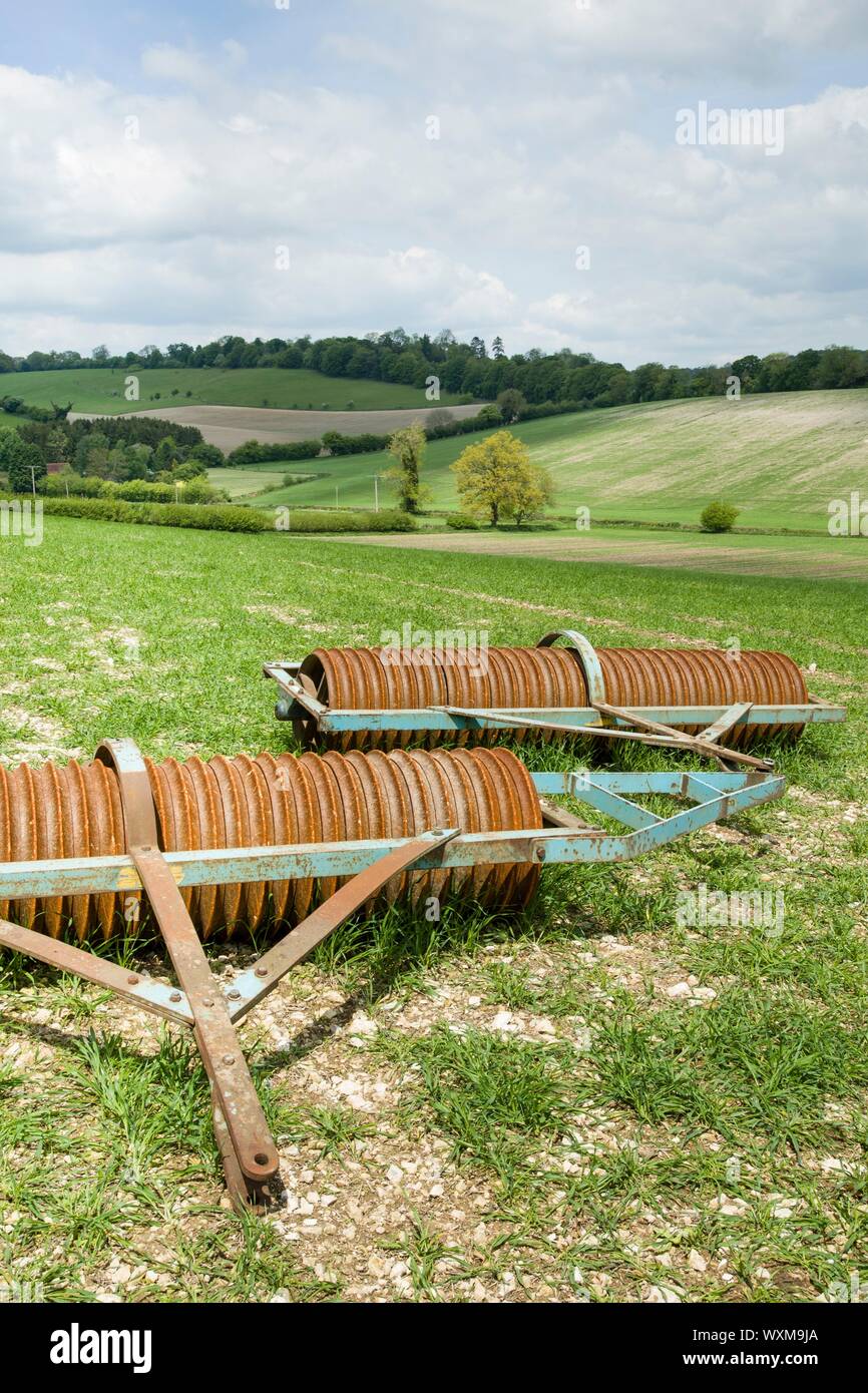 Scène de l'agriculture en Angleterre, Royaume-Uni. Terres agricoles anglais avec une charrue (rouleau Cambridge ou cultipacker) dans un champ en campagne de l'Oxfordshire Banque D'Images