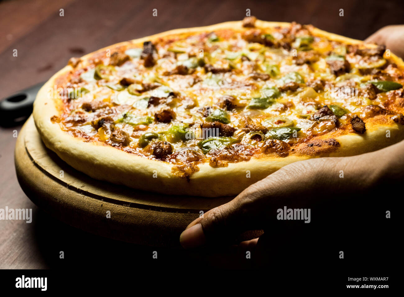 Pan Pizza prendre d'un côté libre de tenir la main Banque D'Images