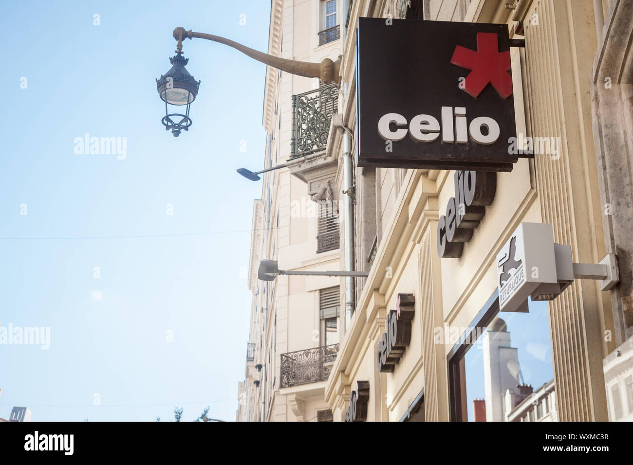 LYON, FRANCE - 13 juillet 2019 : Celio Logo en face de leur boutique pour Lyon. Celio est un détaillant de mode française axée sur les hommes de vêtements, de se répandre dans le monde entier Banque D'Images