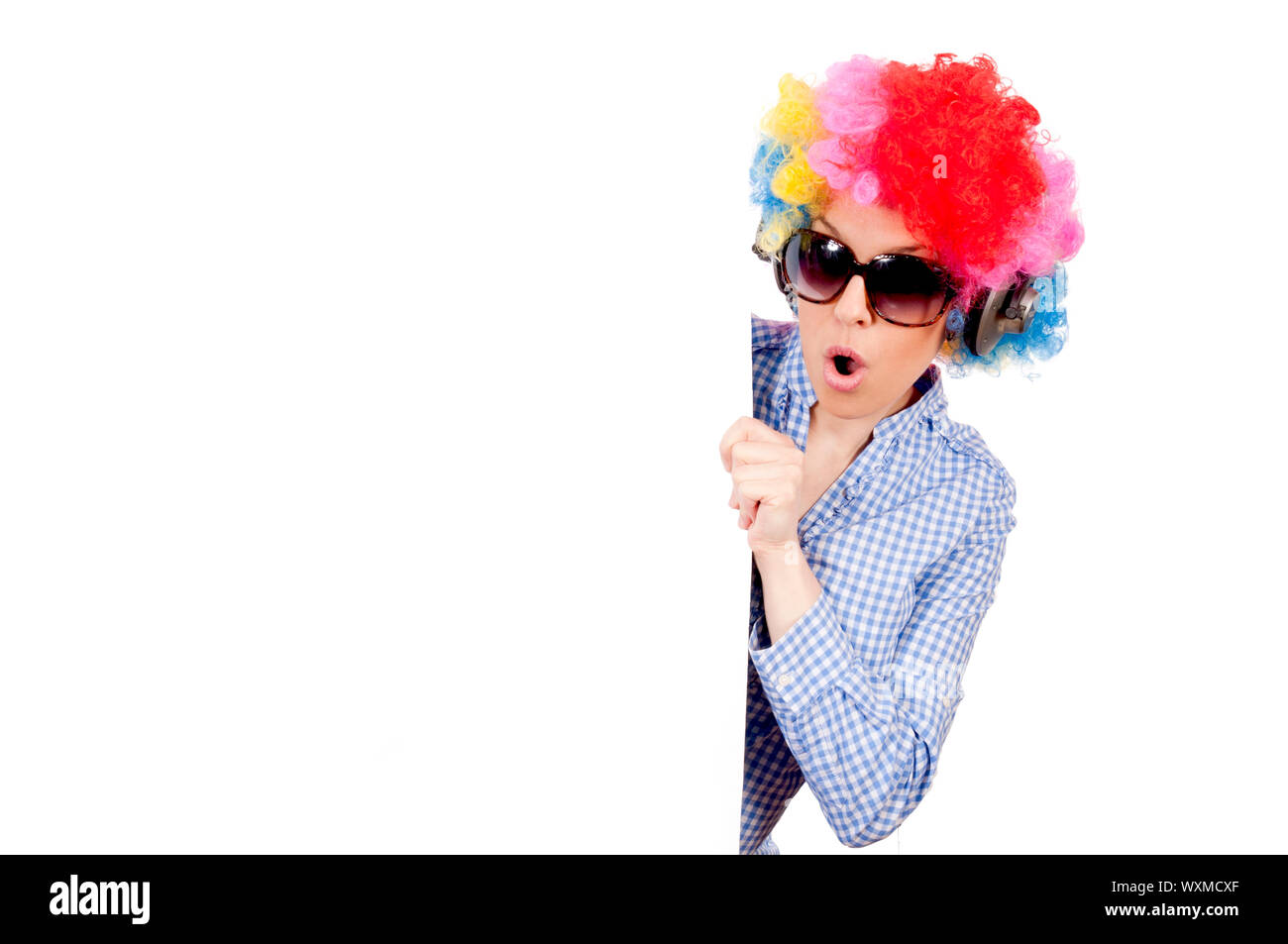 Clown féminin tenant le papier blanc vierge Banque D'Images