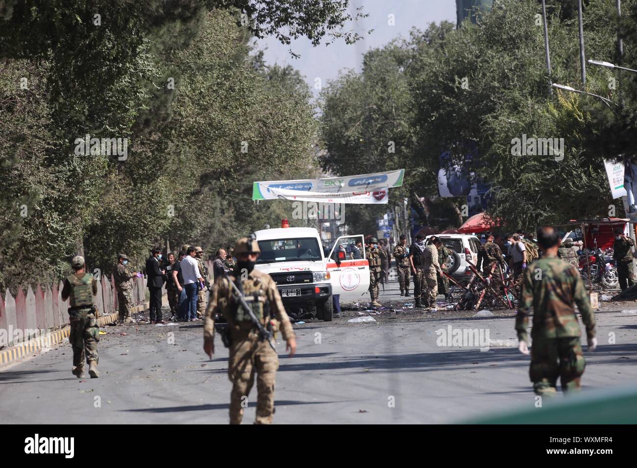 Kaboul, Afghanistan. Sep 17, 2019. Une ambulance arrive sur les lieux d'une explosion à Kaboul, capitale de l'Afghanistan, le 17 septembre 2019. Une explosion a secoué le District 9 de la police dans la capitale afghane de Kaboul le mardi que le pays est de tenir une élection présidentielle de la semaine prochaine, a déclaré le porte-parole de la police Faramarz Ferdaus. Rahmatullah Crédit : Alizadah/Xinhua/Alamy Live News Banque D'Images