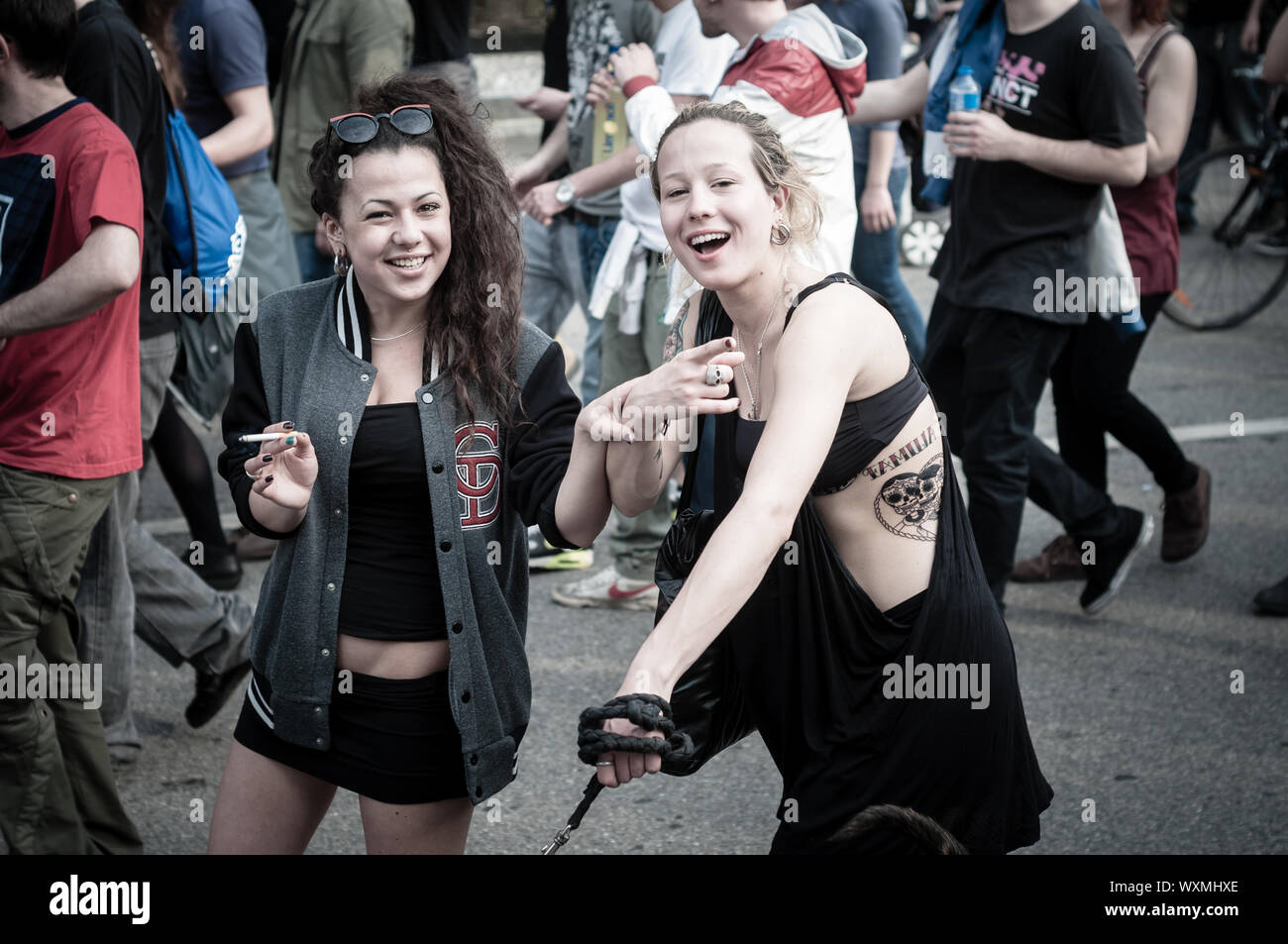 MILAN, ITALIE - 1 mai : fête du travail s'est tenue à Milan le 1 mai 2013. Chaque année, des milliers de personnes dans les rues pour célébrer la fête du travail et de prote Banque D'Images