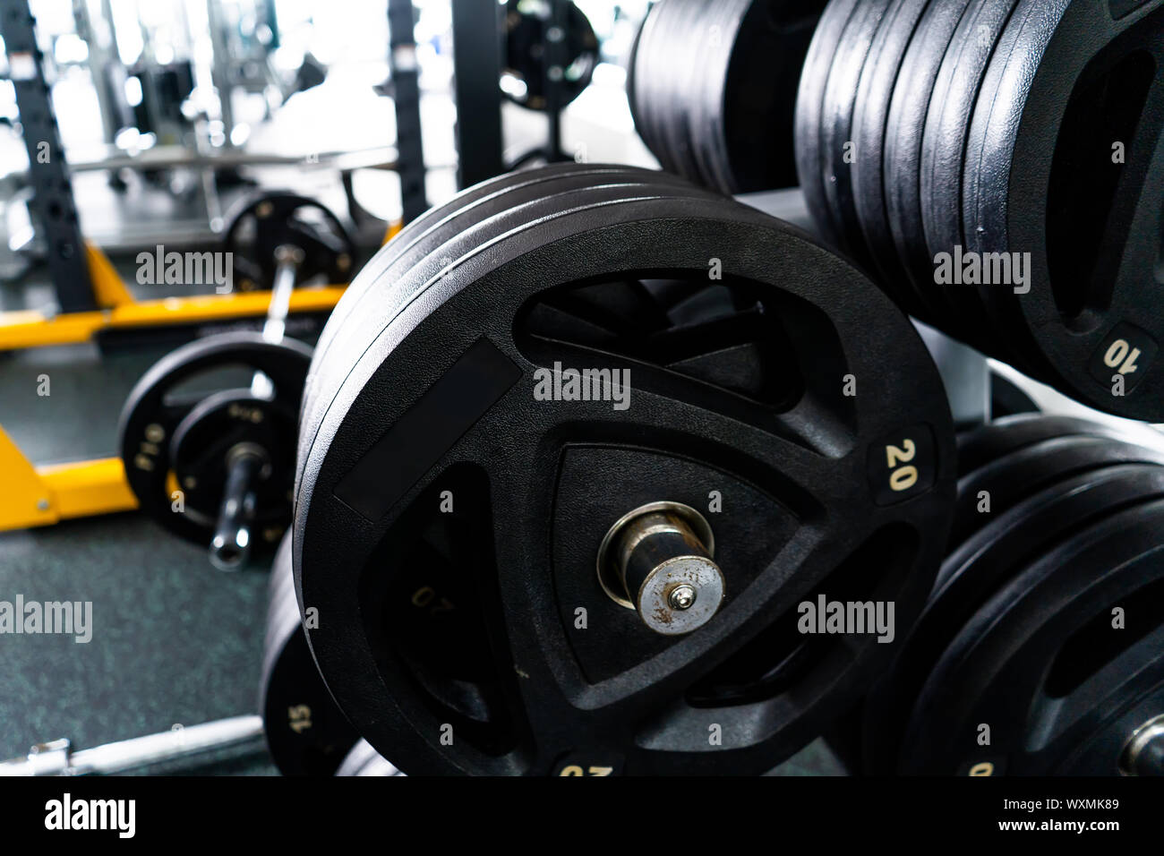 Moderne salle de sport. Les appareils de sport en salle de sport. Barres de différents poids sur rack. Banque D'Images