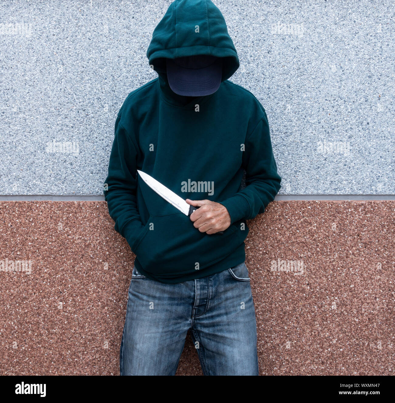 L'homme, adolescent holding grand couteau. La lutte contre la criminalité des gangs, la criminalité chez les jeunes... concept. Banque D'Images