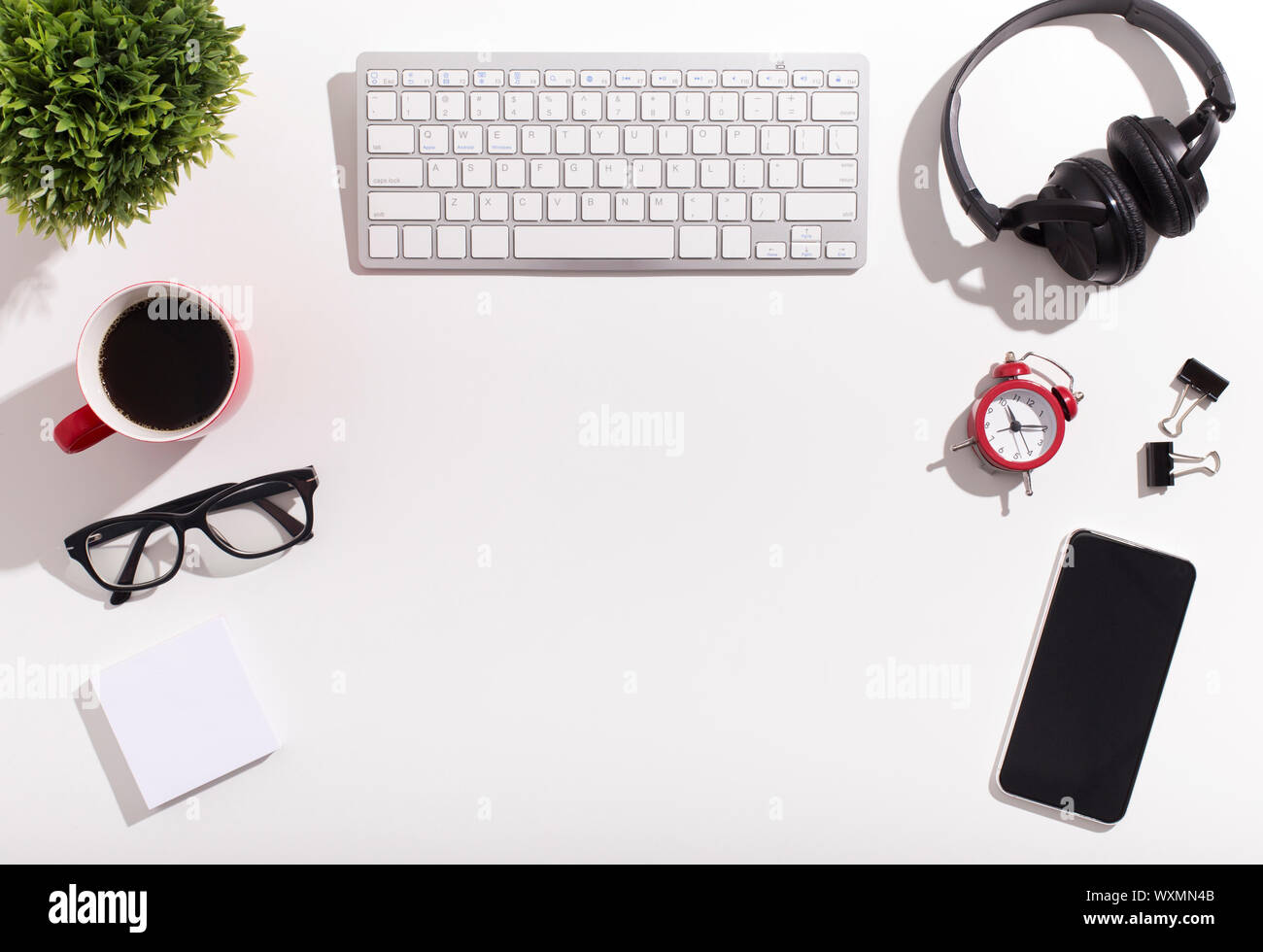 Table de bureau moderne avec clavier, casque, stationnaire Banque D'Images