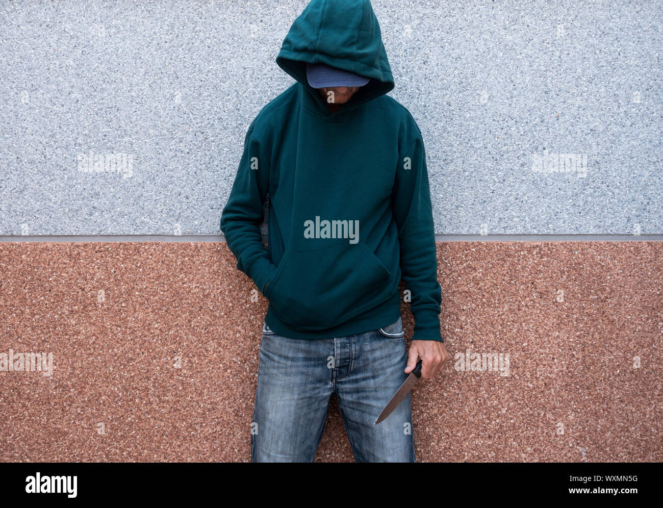 L'homme, adolescent holding grand couteau. La lutte contre la criminalité des gangs, la criminalité chez les jeunes... concept. Banque D'Images