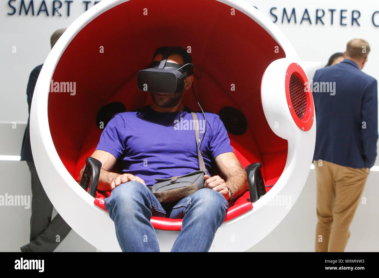 Un visiteur utilise un casque-VR sur le stand de l'équipementier automobile français Valeo, le 2019 Internationale Automobil-Ausstellung (AAI). (Photo de Michael Debets / Pacific Press) Banque D'Images