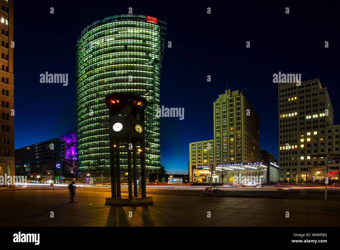 Le trafic à la Potsdamer Platz après le coucher du soleil Banque D'Images