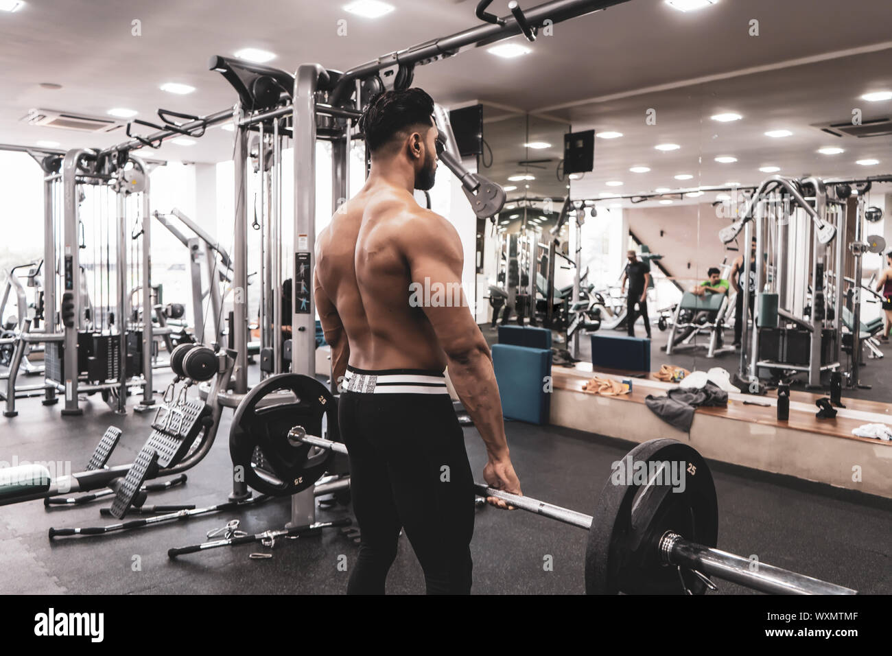 L'homme musclé Accomplir un exercice Deadlift. Jeune athlète étant prêt pour la formation de levage de poids Banque D'Images