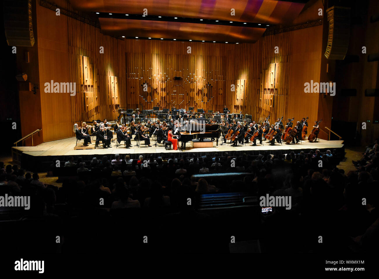 (190917) -- Londres, 17 septembre 2019 (Xinhua) -- Artistes jouent au cours de la 'Nuit de Chine' concert à Londres, Grande-Bretagne, le 16 septembre 2019. L'Orchestre Philharmonique de Chine dans la nuit de lundi, a présenté un concert en collaboration avec le Royal Philharmonic Orchestra (RPO) au Barbican Center de Londres. Ce 'China Night' concert des œuvres de compositeurs chinois, y compris la populaire Concerto du Fleuve Jaune effectué par le pianiste chinois Jieni Wan. Dans un esprit de coopération, le Royal Philharmonic Orchestra est dirigé par Xu Zhong, directeur général de l'Opéra de Shanghai. (Photo par Stephen Ch Banque D'Images