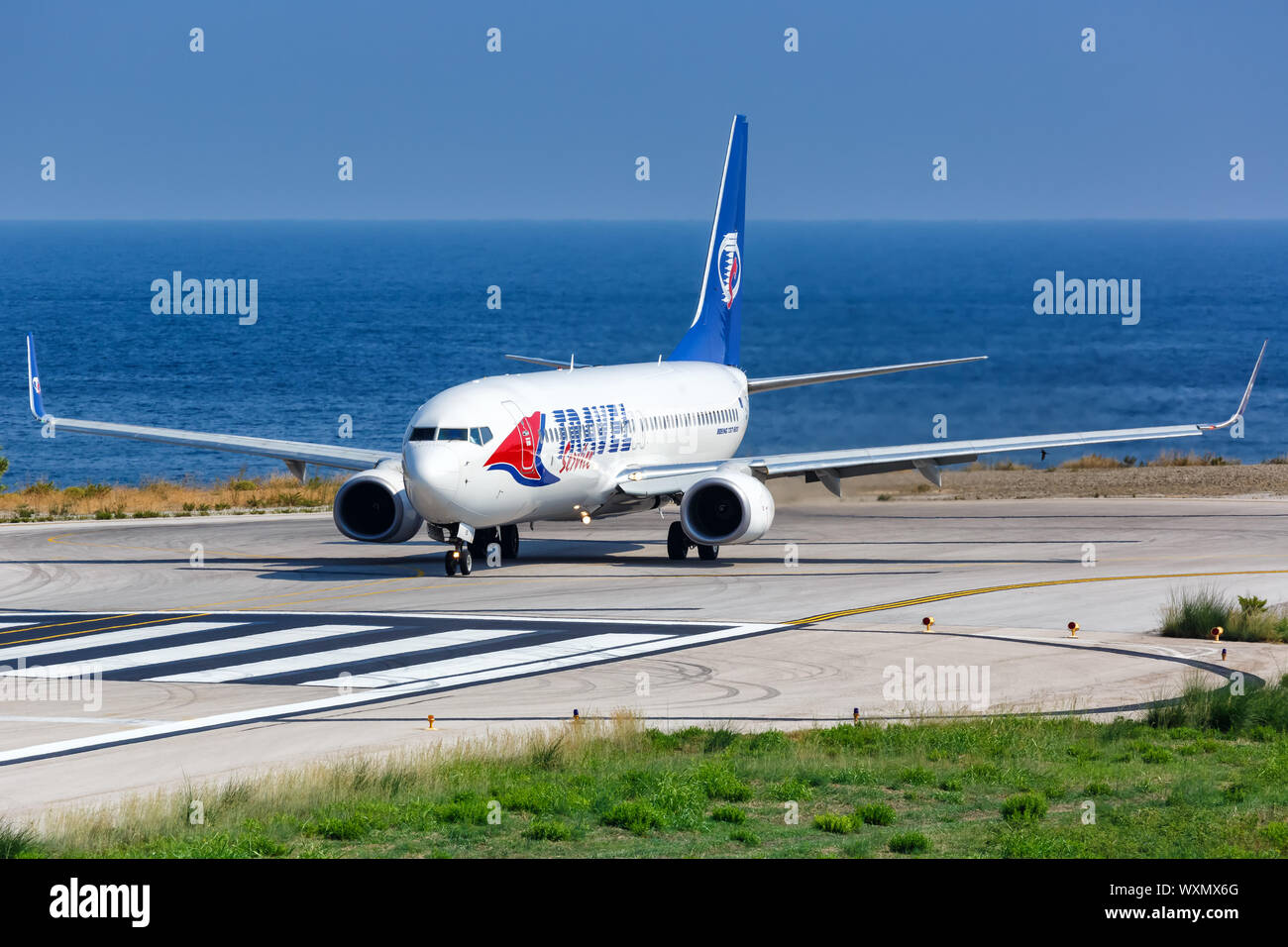 Skiathos, Grèce - Août 2, 2019 : Boeing 737-800 Service Voyage avion à l'aéroport de Skiathos (JSI) en Grèce. Banque D'Images