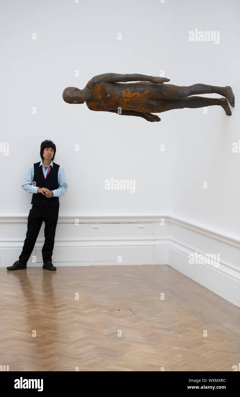 Royal Academy of Arts, Londres, Royaume-Uni. 17 septembre 2019. Sculpteur britannique de renommée internationale Antony Gormley's exposition de grande envergure au Centre RA. L'exposition est la plus importante exposition solo au Royaume-Uni depuis plus d'une décennie et s'exécute à l'Académie Royale des Arts du 21 septembre au 3 décembre 2019. De droit : 'Horizon perdu J' l'installation, 2008. Taille de la vie sont en fonte plancher, parois et plafond monté, semble-t-il défier la gravité. Credit : Malcolm Park/Alamy Live News. Banque D'Images