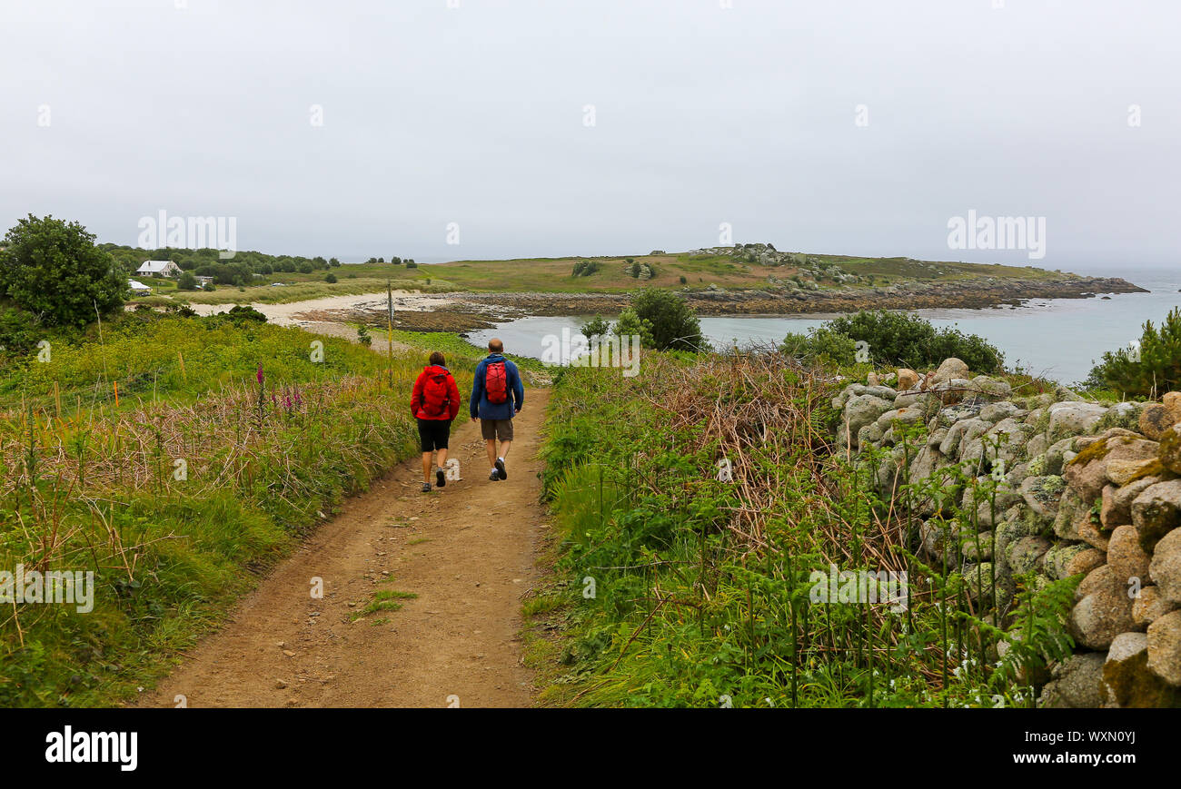 Le tombolo ou sable bar appelé l'Gugh Bar, qui est exposé qu'à marée basse entre St Agnes et Gugh Îles, Îles Scilly, Cornwall, Angleterre Banque D'Images