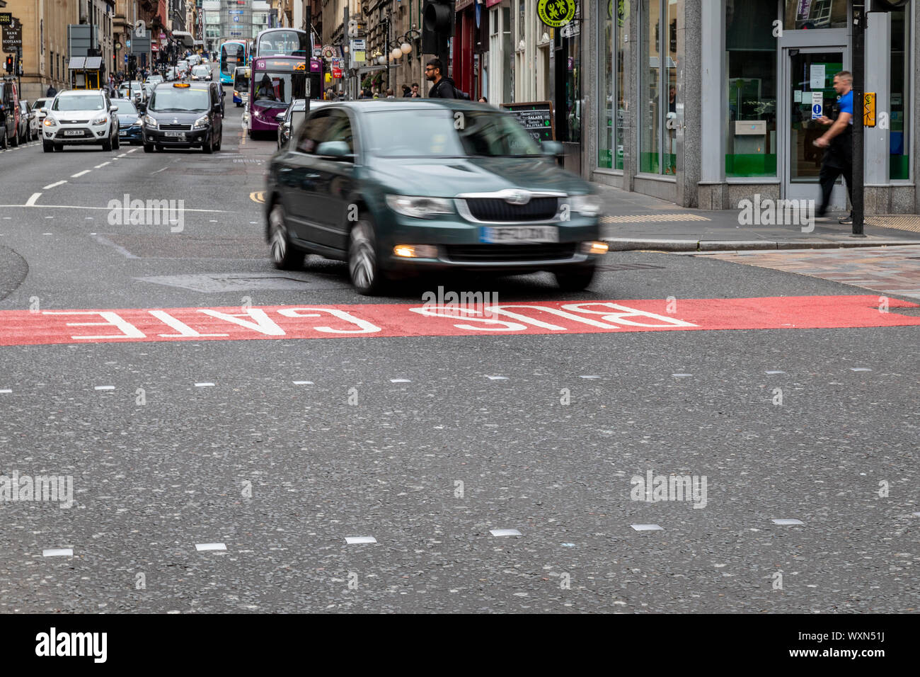 Faisant fi des voitures de la barrière d'autobus qui est devenue opérationnelle le 2 septembre 2019 à partir de 7h - 19h sur Union Street à Glasgow. Banque D'Images