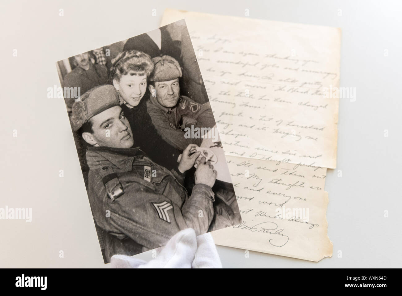 17 septembre 2019, la Bavière, Ratisbonne : une photo avec Elvis Presley à partir d'un séjour du Roi du Rock 'n' Roll dans le Operpfalz en 1960 et une lettre manuscrite de la superstar sont présentés dans la bibliothèque de Ratisbonne. Les spécimens uniques sont maintenant en la possession de la bibliothèque. Photo : Armin Weigel/dpa Banque D'Images