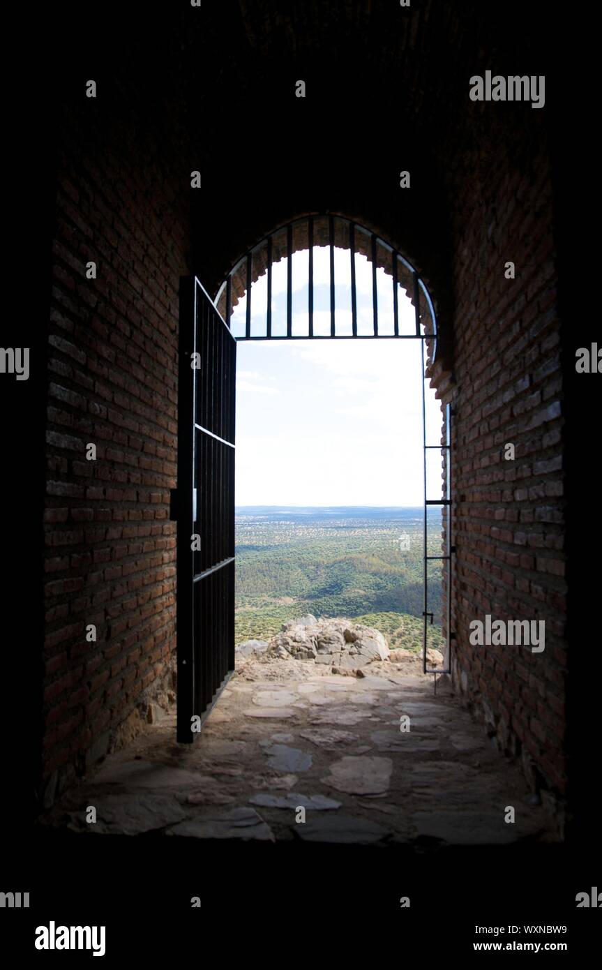 Porte au château du public dans le Parc Naturel de Monfrague caceres espagne Banque D'Images