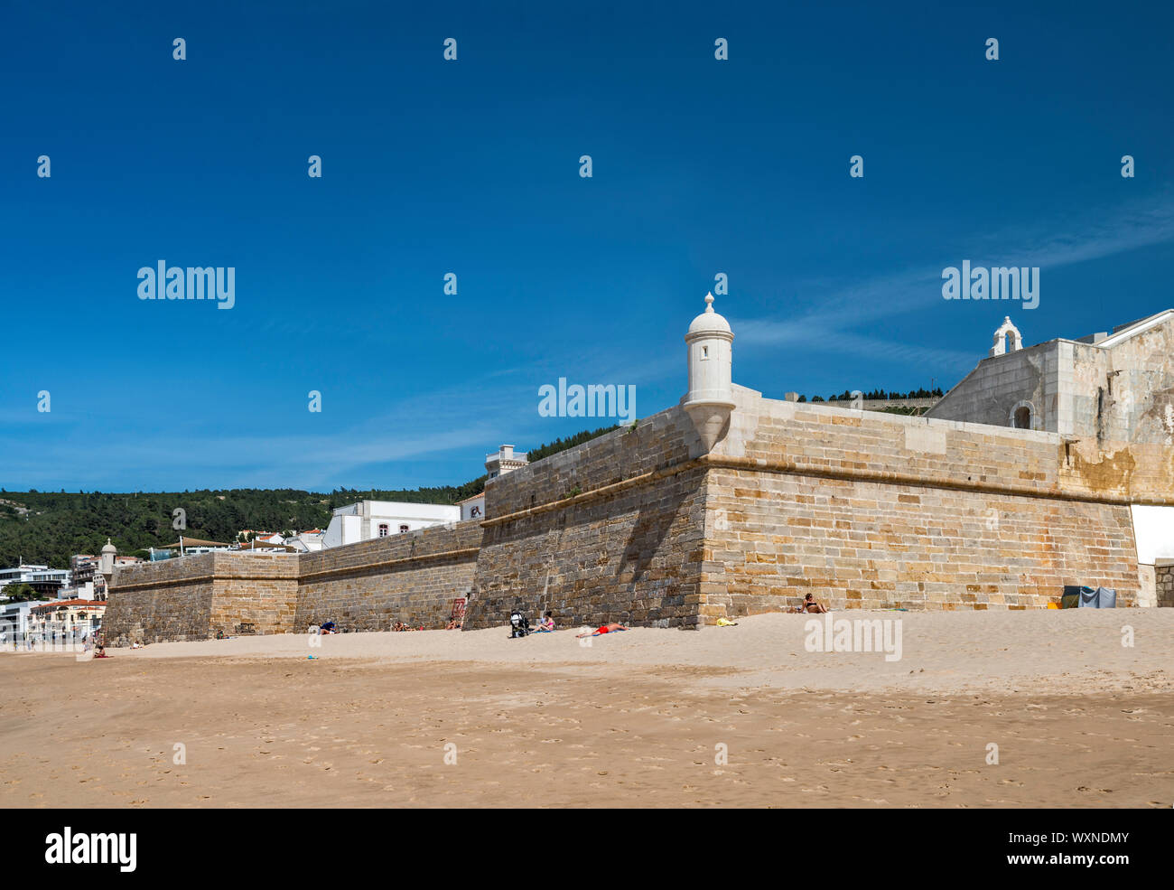 Guarita au mur défensif, Fortaleza de Santiago, forteresse du 17ème siècle, Praia da la Californie, la plage de Sesimbra, Costa Azul, Lisboa, Portugal région Banque D'Images