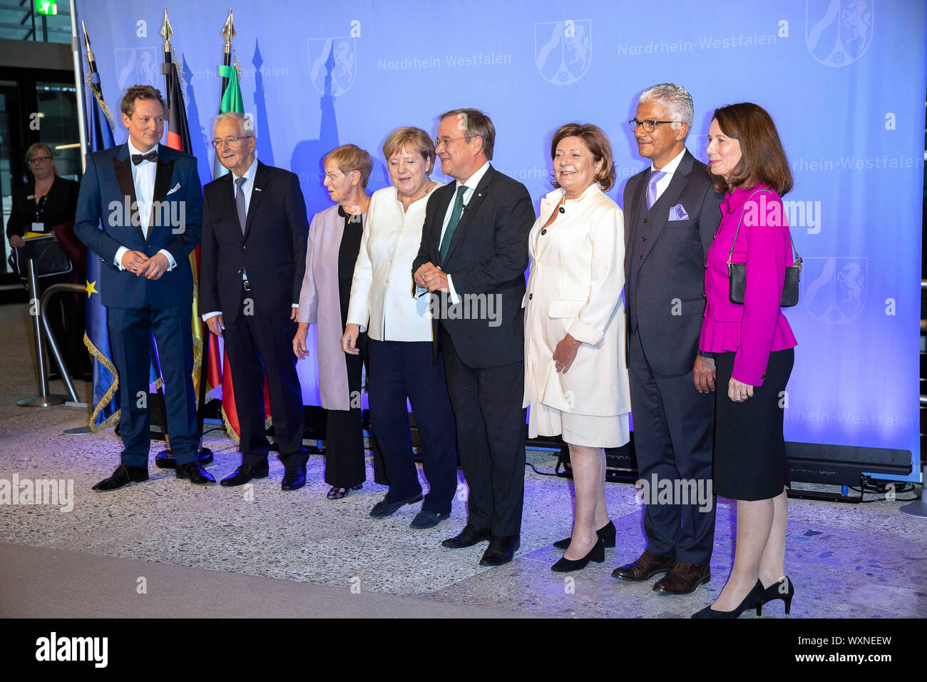 Eckart von Hirschhausen, Klaus Topfer avec femme Mechthild, Angela Merkel, Armin Laschet avec sa femme Susanne et Ashok Sridharan avec femme Petra à l'attribution du prix de l'État de Rhénanie du Nord-Westphalie en 2019 à Klaus Topfer DU WCCB dans le. Bonn, l'utilisation dans le monde entier 16.09.2019 | Banque D'Images