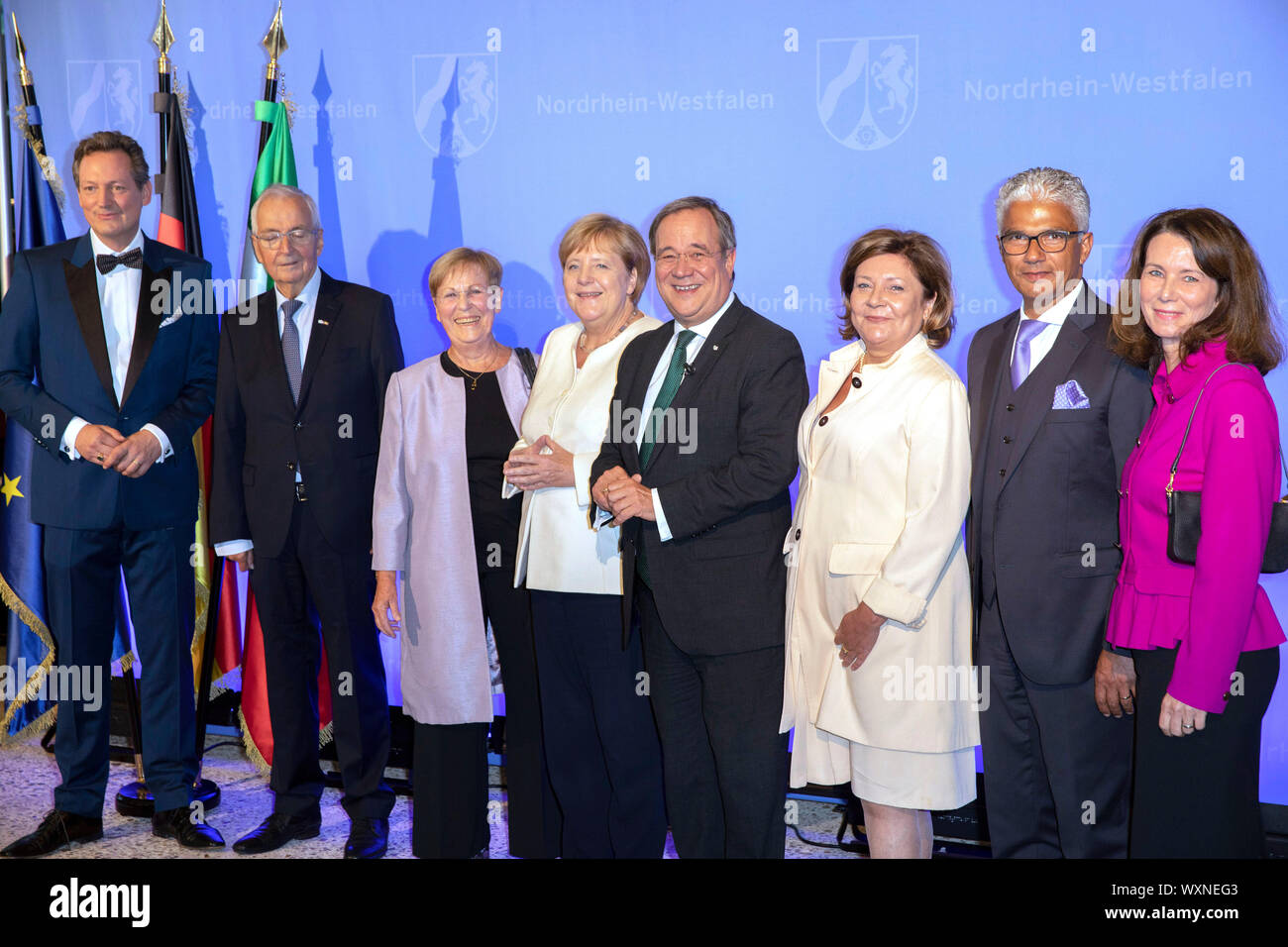 Eckart von Hirschhausen, Klaus Topfer avec femme Mechthild, Angela Merkel, Armin Laschet avec sa femme Susanne et Ashok Sridharan avec femme Petra à l'attribution du prix de l'État de Rhénanie du Nord-Westphalie en 2019 à Klaus Topfer DU WCCB dans le. Bonn, l'utilisation dans le monde entier 16.09.2019 | Banque D'Images