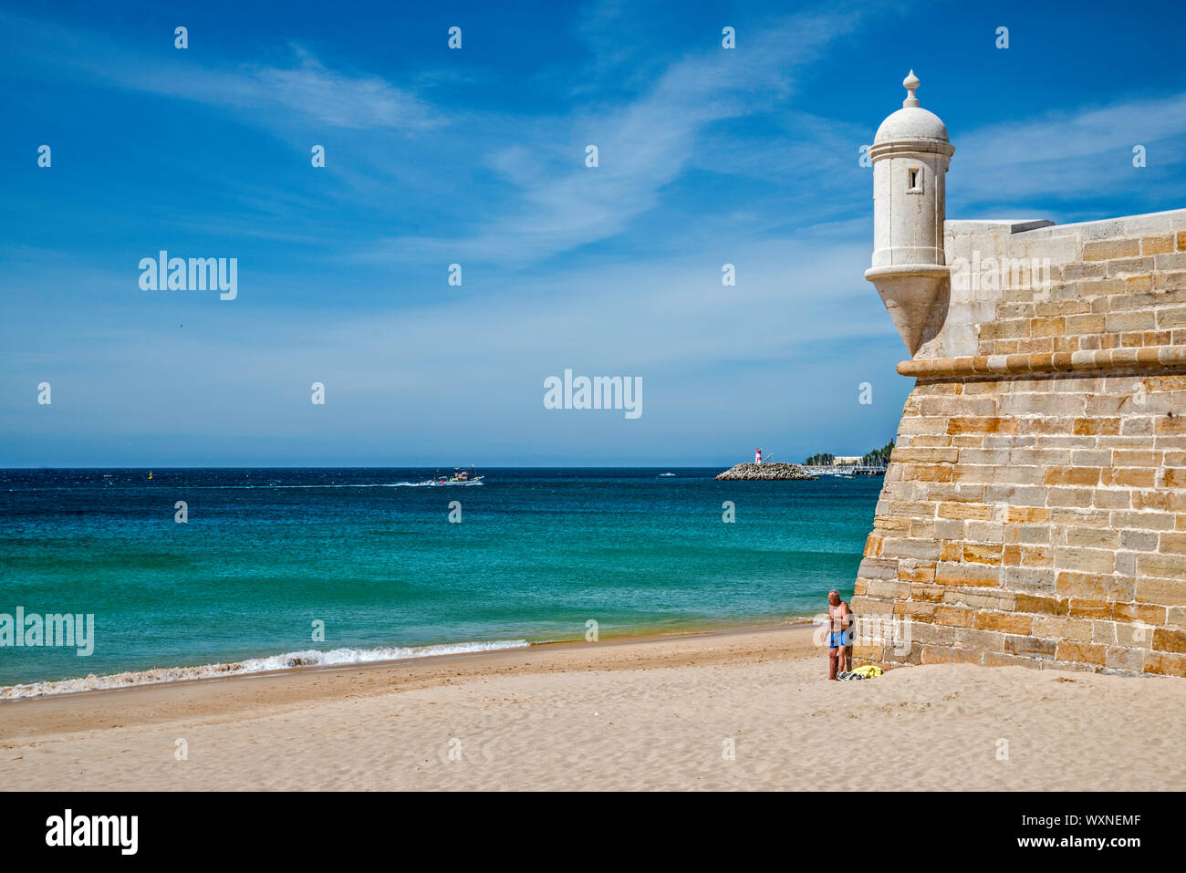 Guarita au mur défensif, Fortaleza de Santiago, forteresse du 17ème siècle, Praia da la Californie, la plage de Sesimbra, Costa Azul, Lisboa, Portugal région Banque D'Images