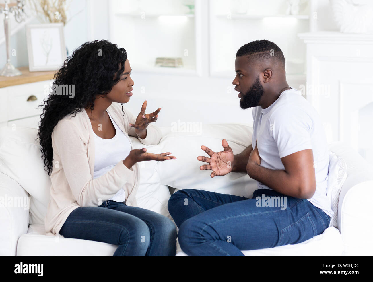African American Couple se quereller, gesticulant et criant à l'autre Banque D'Images