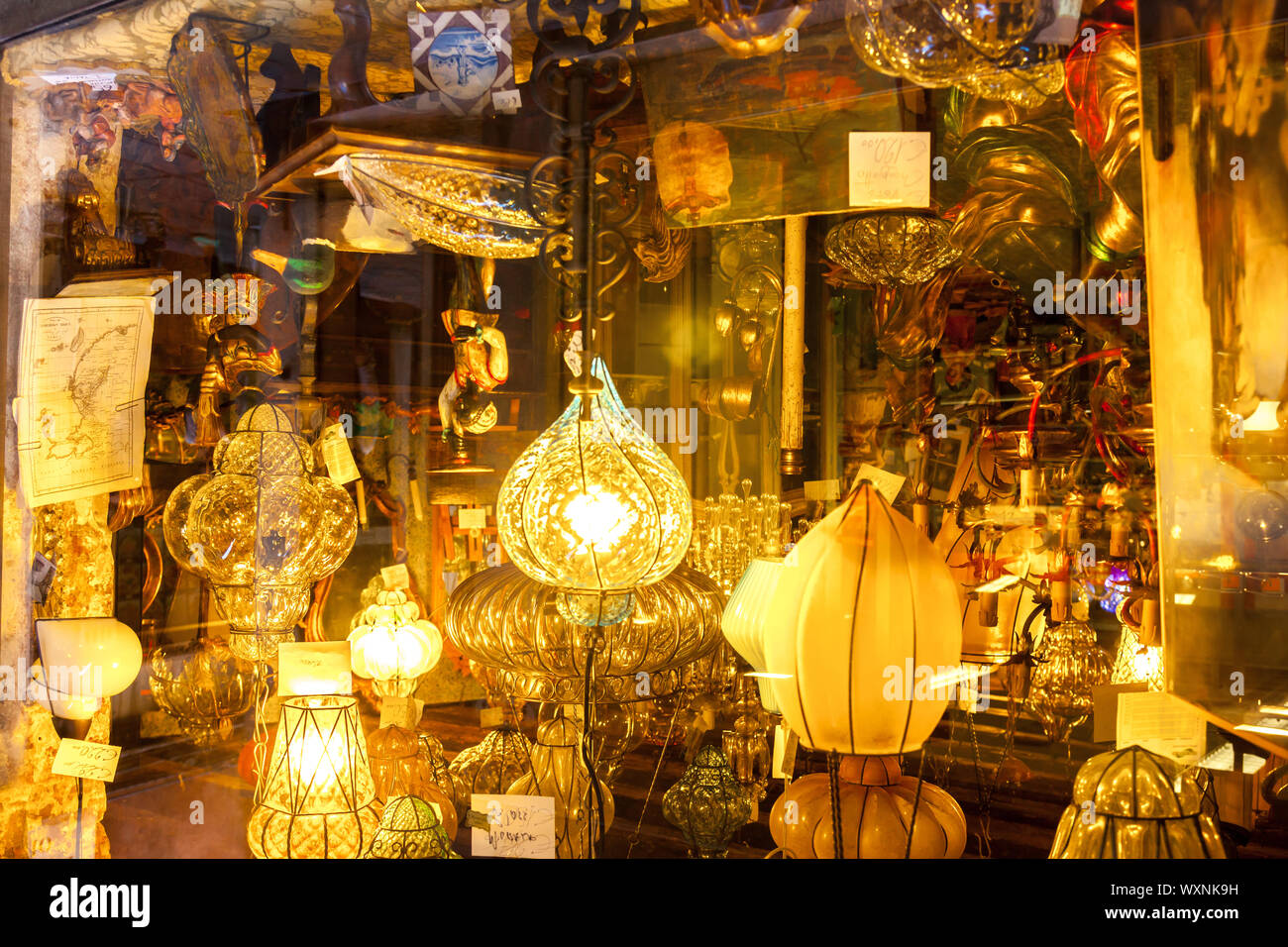 Lampes d'éclairage et vu à travers la fenêtre d'une boutique à Venise Italie Banque D'Images