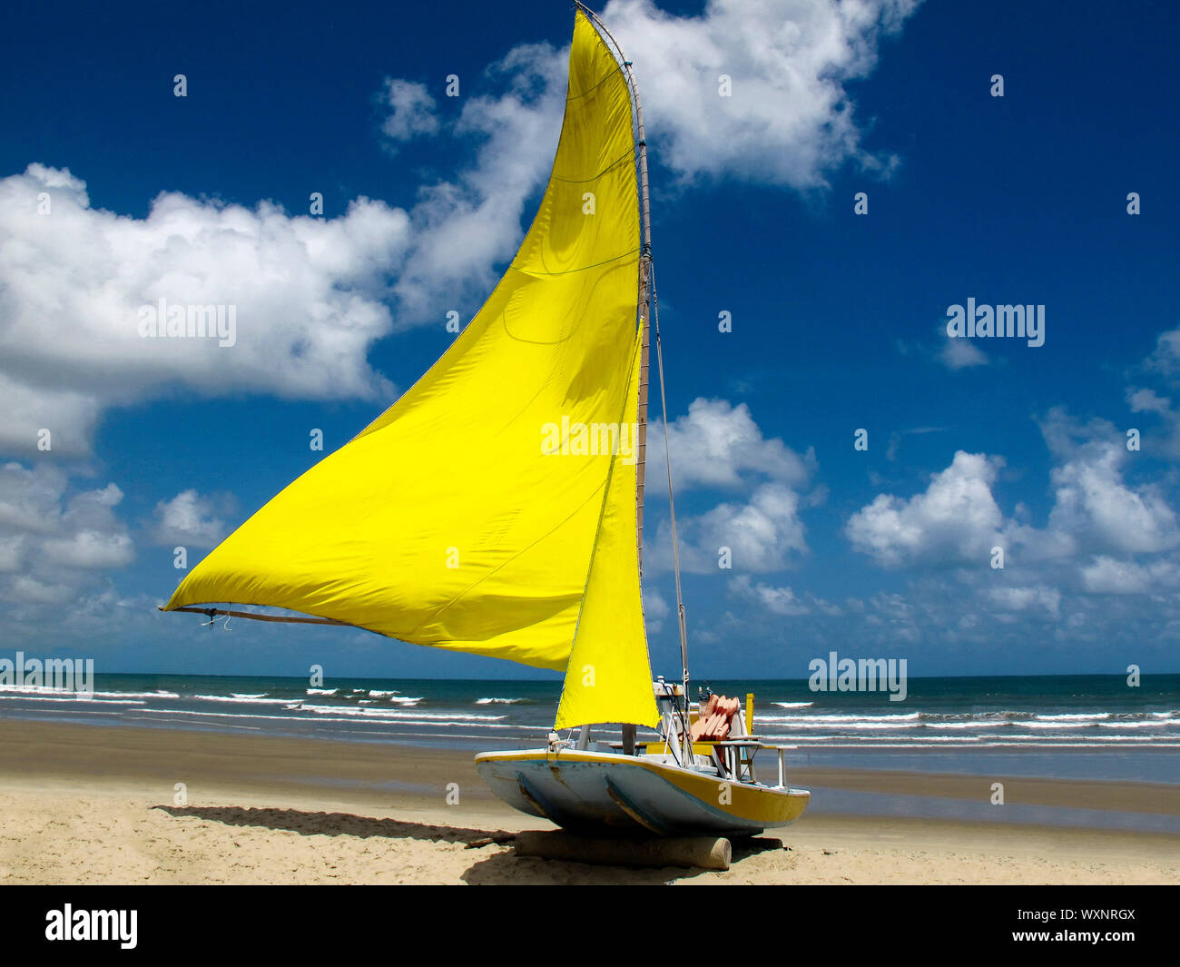 Bateau à voile à la plage de Genipabu Extremoz, Natal, Rio Grande do Norte - Tourisme et destinations dans le nord-est du Brésil - attraction touristique, l'interface graphique de voyage Banque D'Images