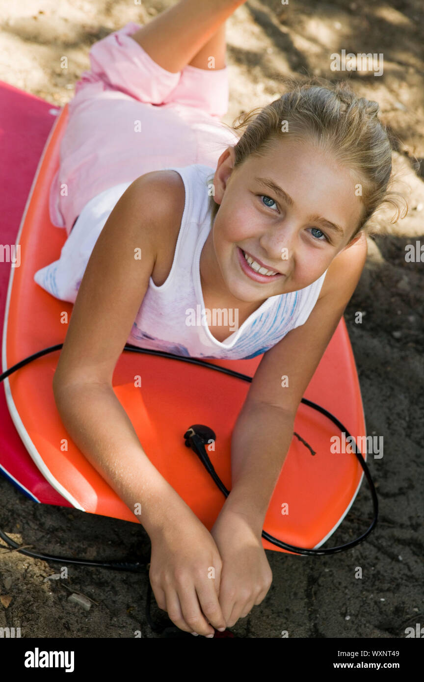 Girl boogie boards Banque D'Images