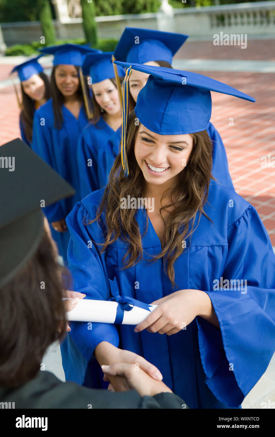 Poignée de mains supérieures et la réception d'un diplôme Banque D'Images