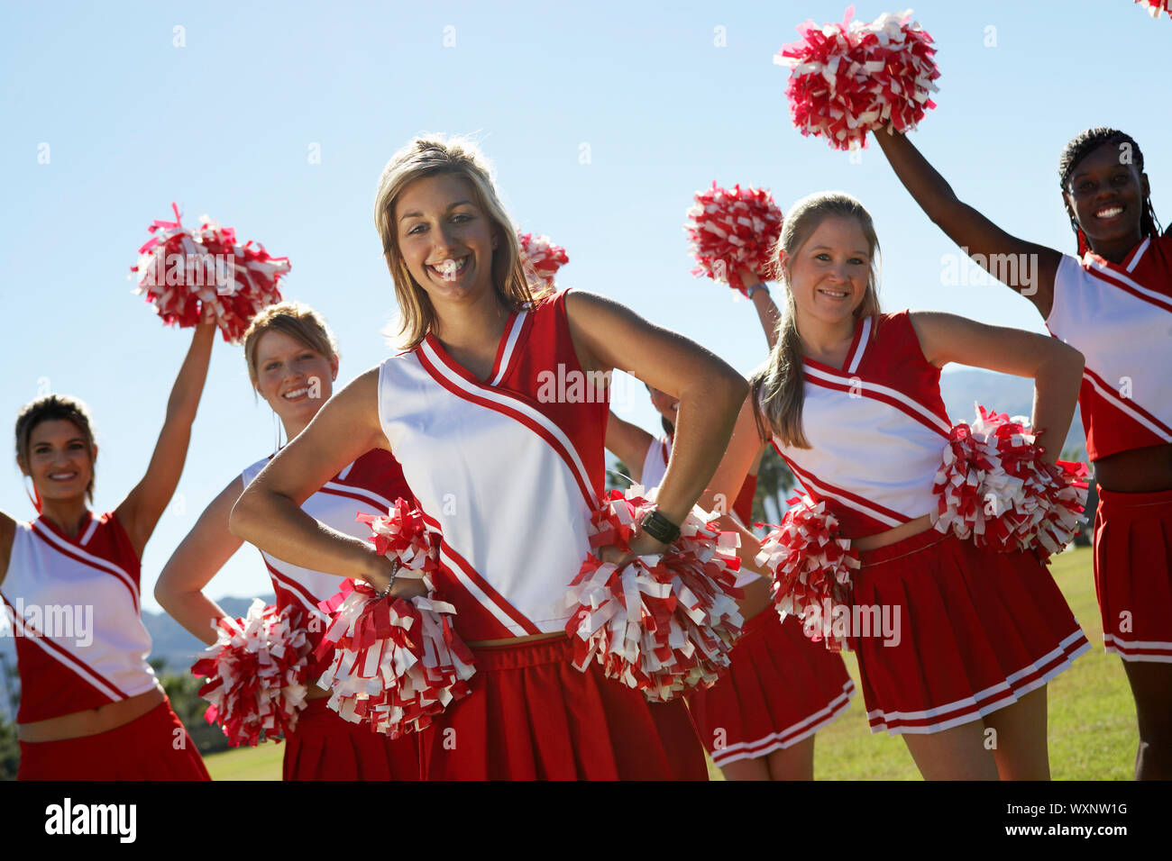 ethnicity-cheerleader-cheerleading-banque-de-photographies-et-d-images