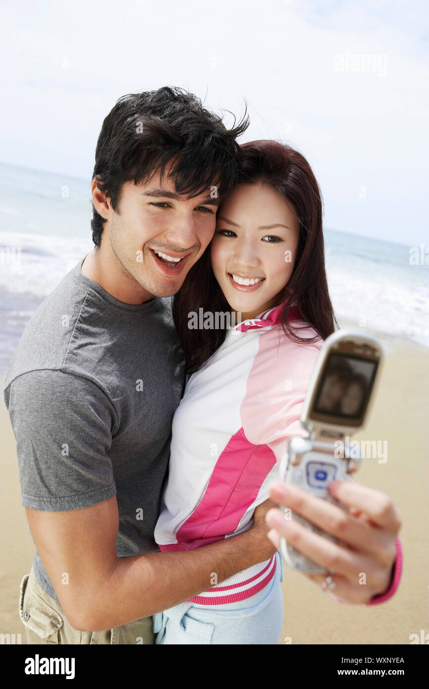 Couple à l'aide téléphone appareil photo Banque D'Images