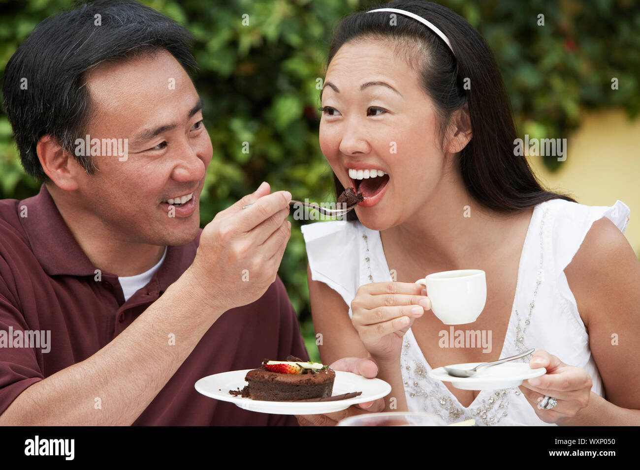 Couple Eating Cake Banque D'Images