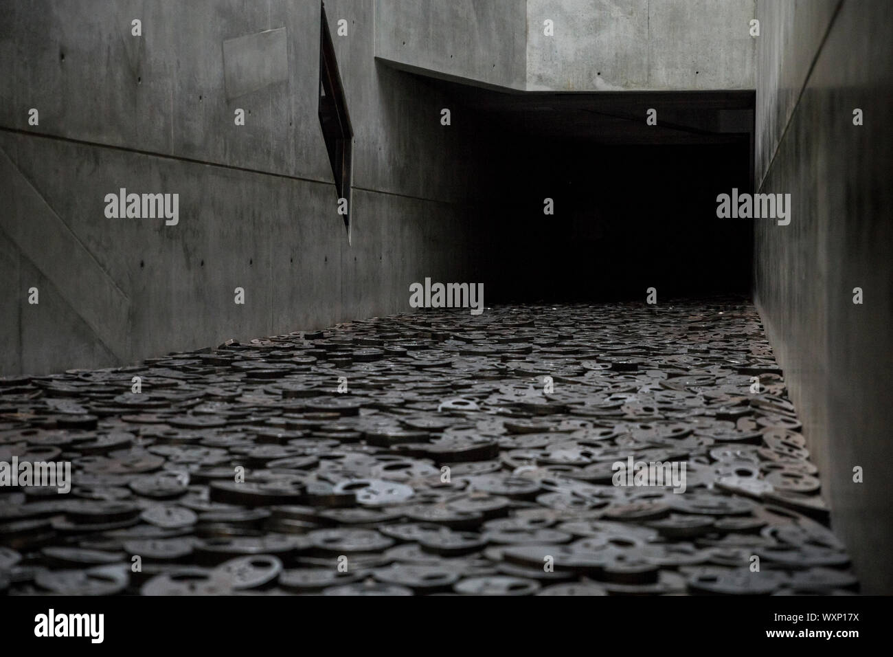 Les feuilles tombées de l'installation, dans le vide de la mémoire au Jewish Museum, Berlin, Allemagne. Banque D'Images