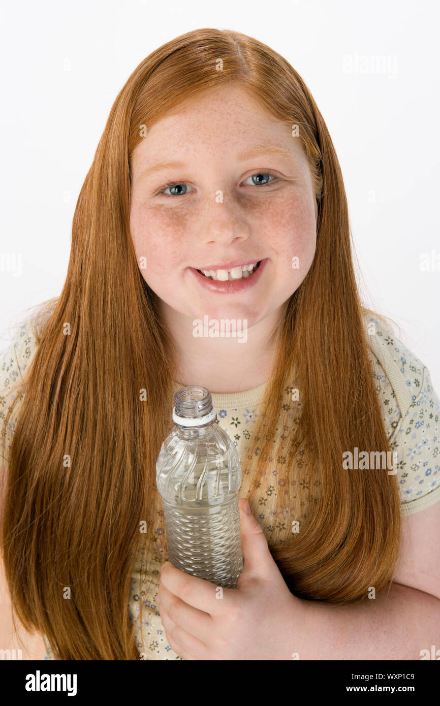 Teenage girl holding bottle, portrait Banque D'Images