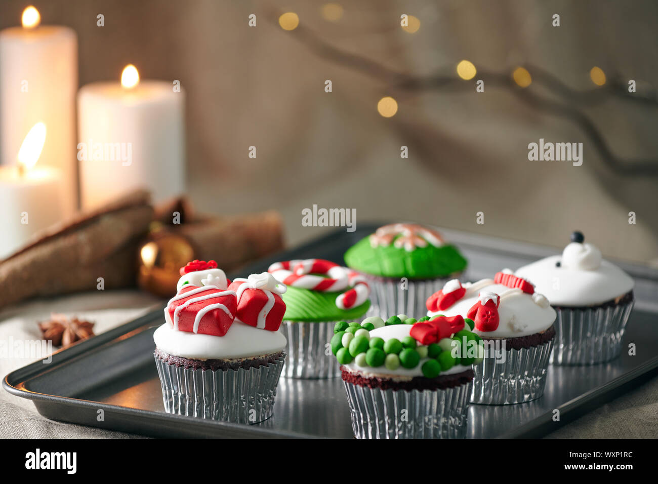 Décoration de Noël cupcakes, belle maison de vacances sur l'arrière-plan. Banque D'Images