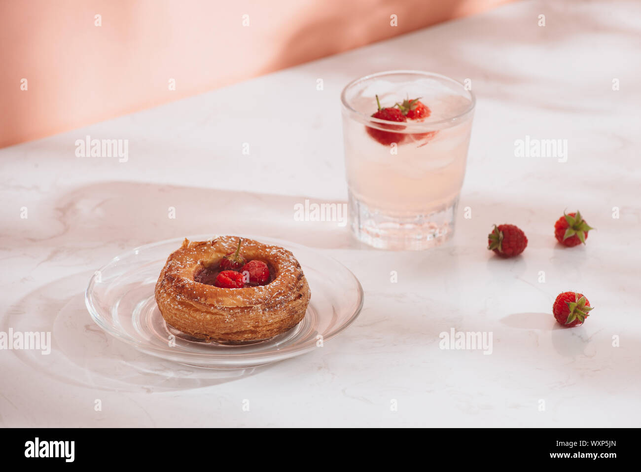 Des pâtisseries traditionnelles sweet mini danish framboise et framboises boissons soda Banque D'Images