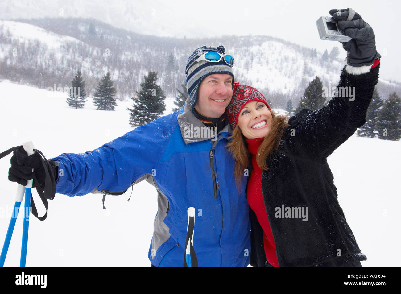 Ski Couple Posing for Photo Banque D'Images