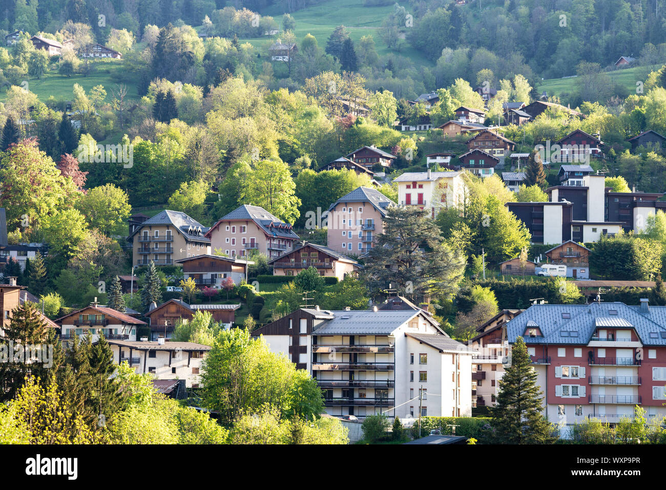 Vue sur la montagne et 74000 Saint-Gervais-les-Bains, village au printemps Banque D'Images