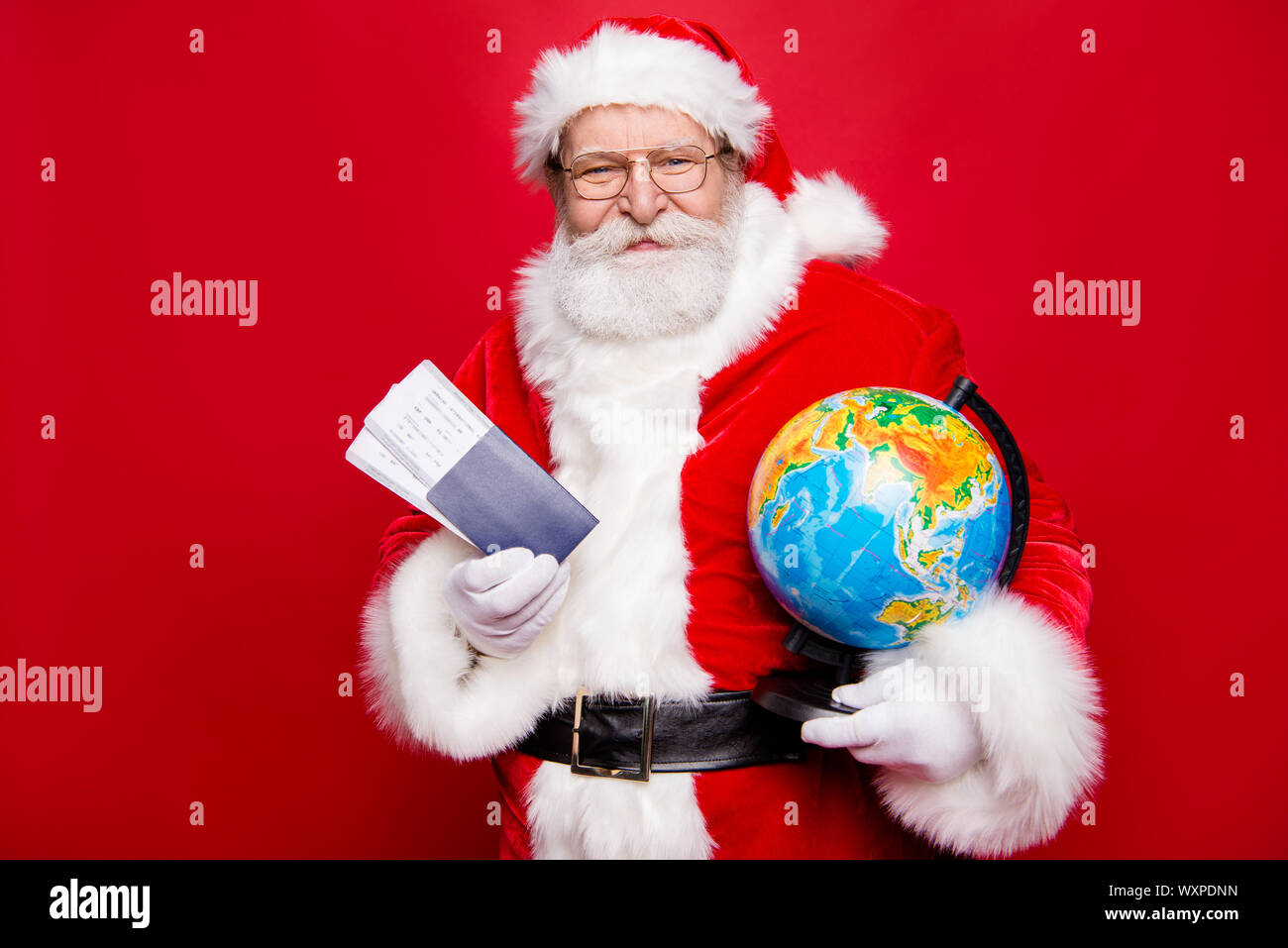Arrivée Départ Arrivée Santa barbe blanche comme celle de style p Banque D'Images
