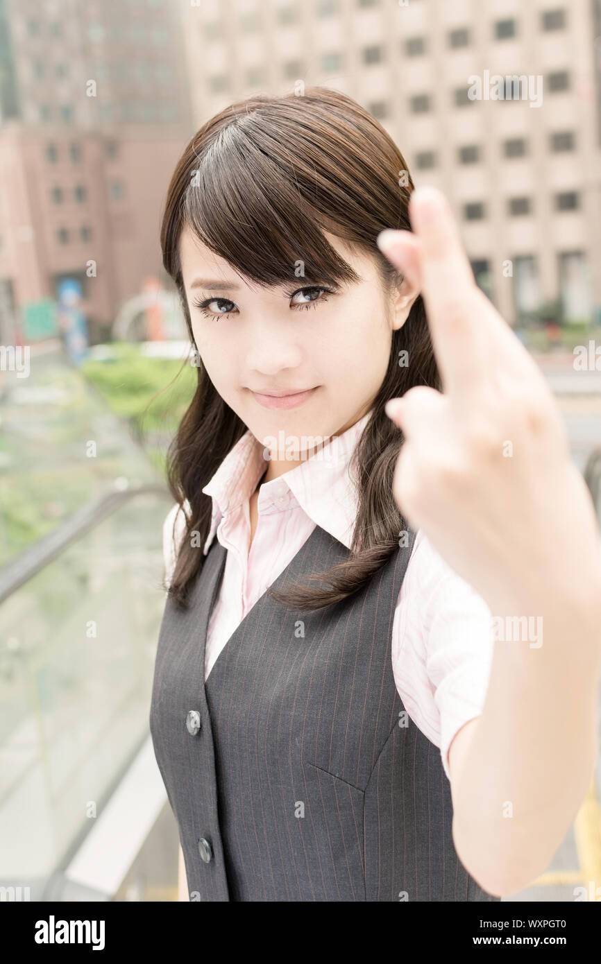Femme d'affaires cross finger avec signe de triche, closeup portrait en ville. Banque D'Images
